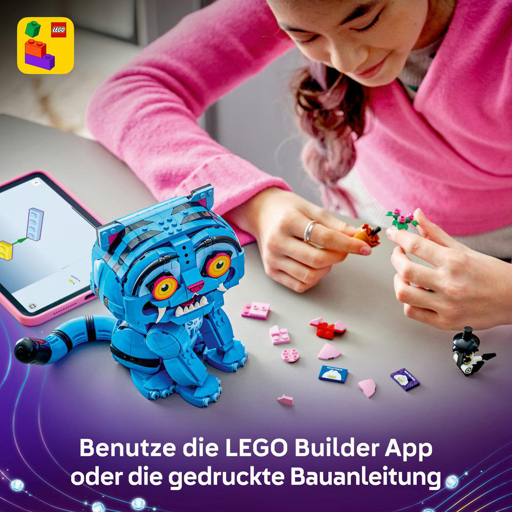 Ein Mädchen baut eine blaue LEGO Figur, daneben liegen kleine Teile und ein Tablet mit App.