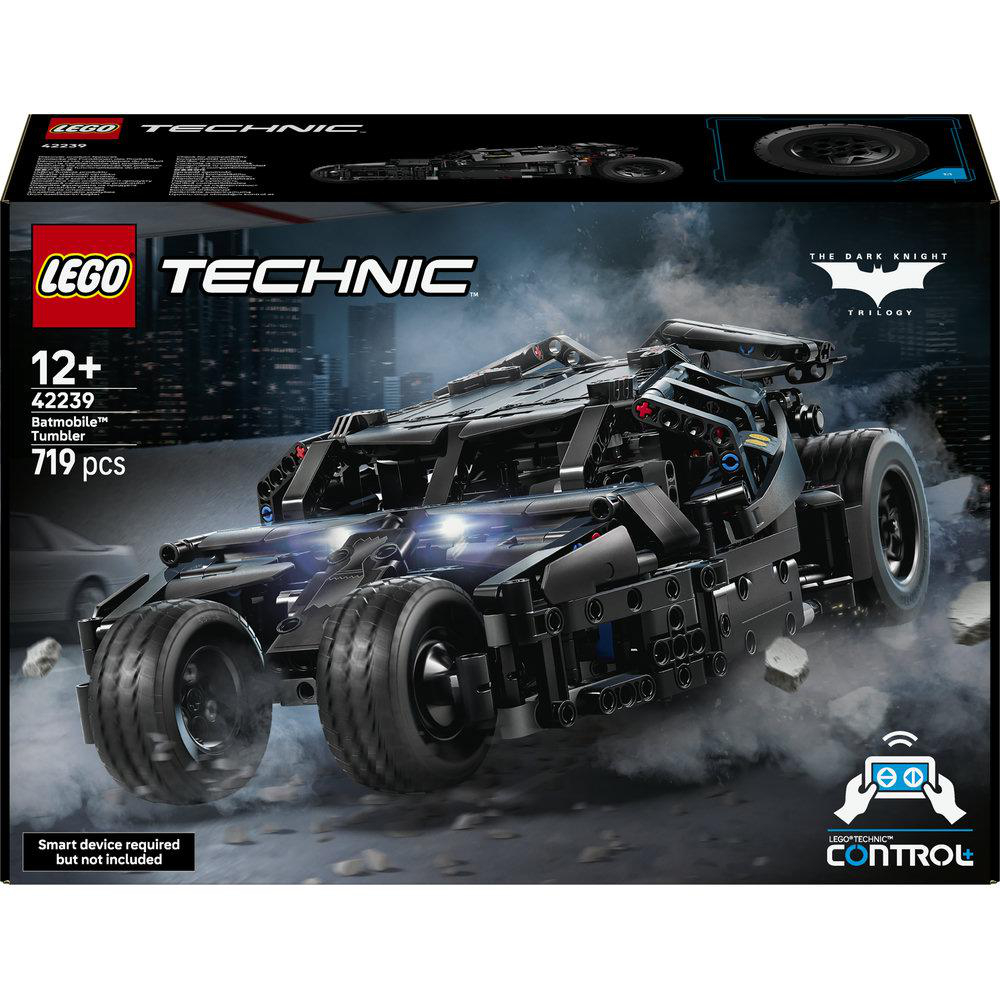 Lego Technic Batmobile Tumbler Set-Schachtel vor einer dunklen Stadtkulisse mit Rauch.
