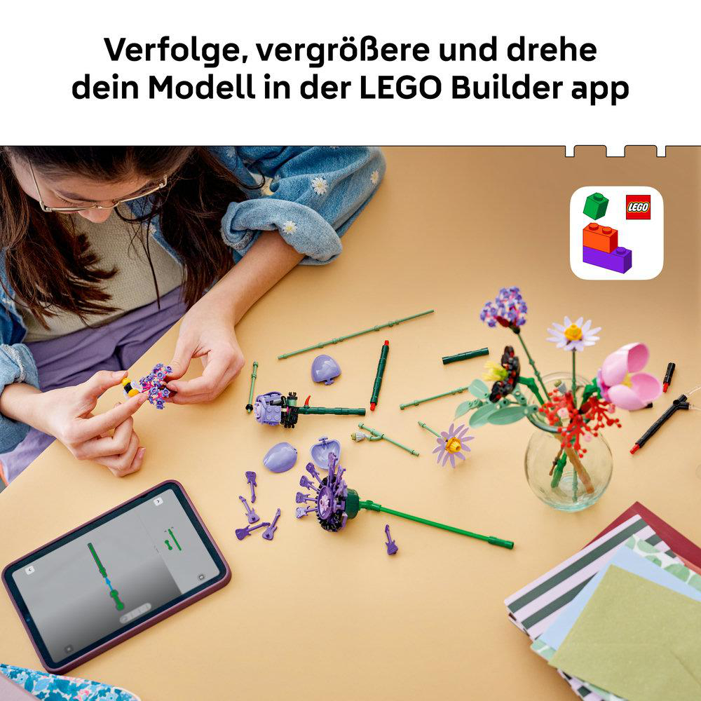 Eine Person baut LEGO-Blumen, unterstützt durch ein Tablet mit der LEGO Builder App.