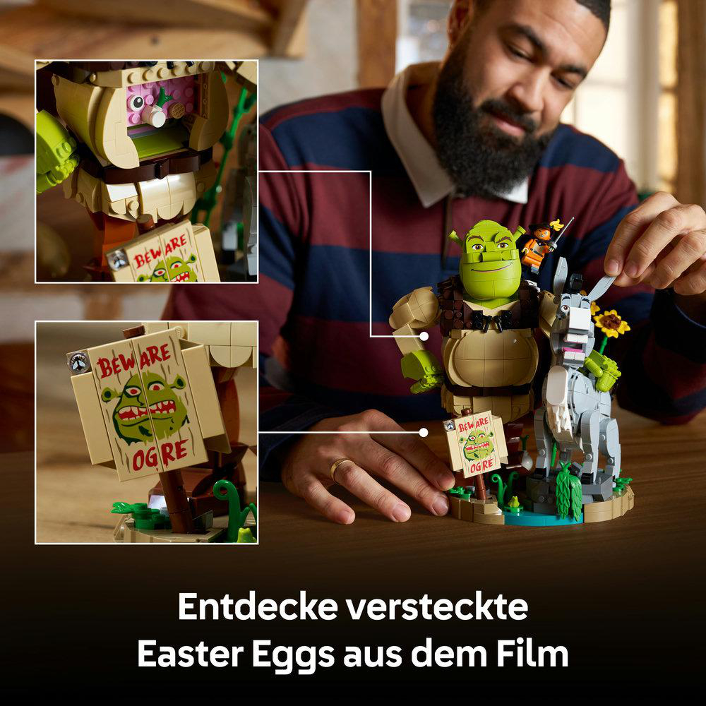 Ein Mann baut ein Lego-Set von Shrek und Esel mit versteckten Details.