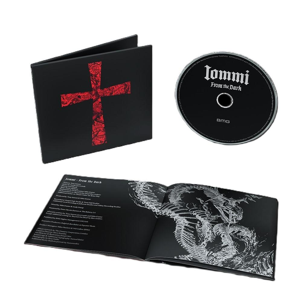 Ein schwarzes CD-Digipak mit rotem Kreuz, eine CD mit der Aufschrift „Iommi“ und ein aufgeschlagenes Booklet.
