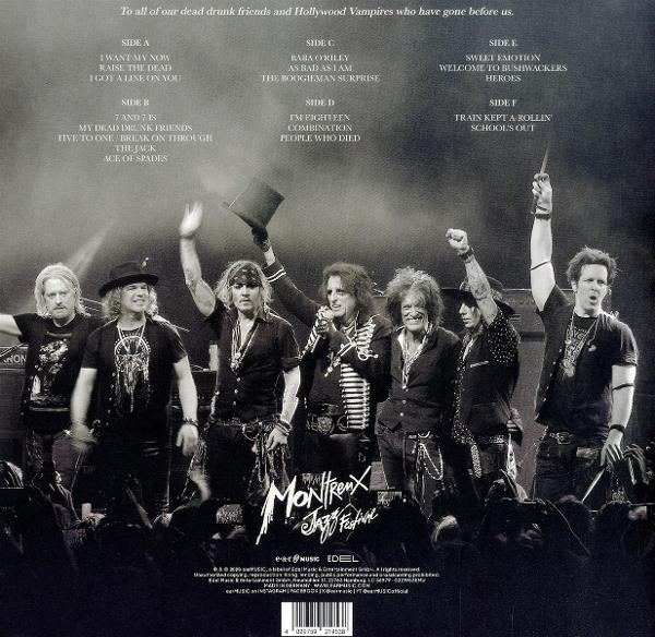 Schwarz-Weiß-Foto der Hollywood Vampires Rockband auf der Bühne mit Tracklist oben und Logo unten.