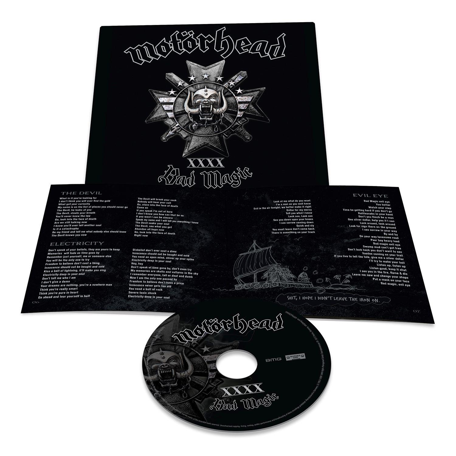 Motorhead Bad Magic CD-Album mit Booklet und aufgeschlagenem Inlay mit Songtexten auf schwarzem Hintergrund.