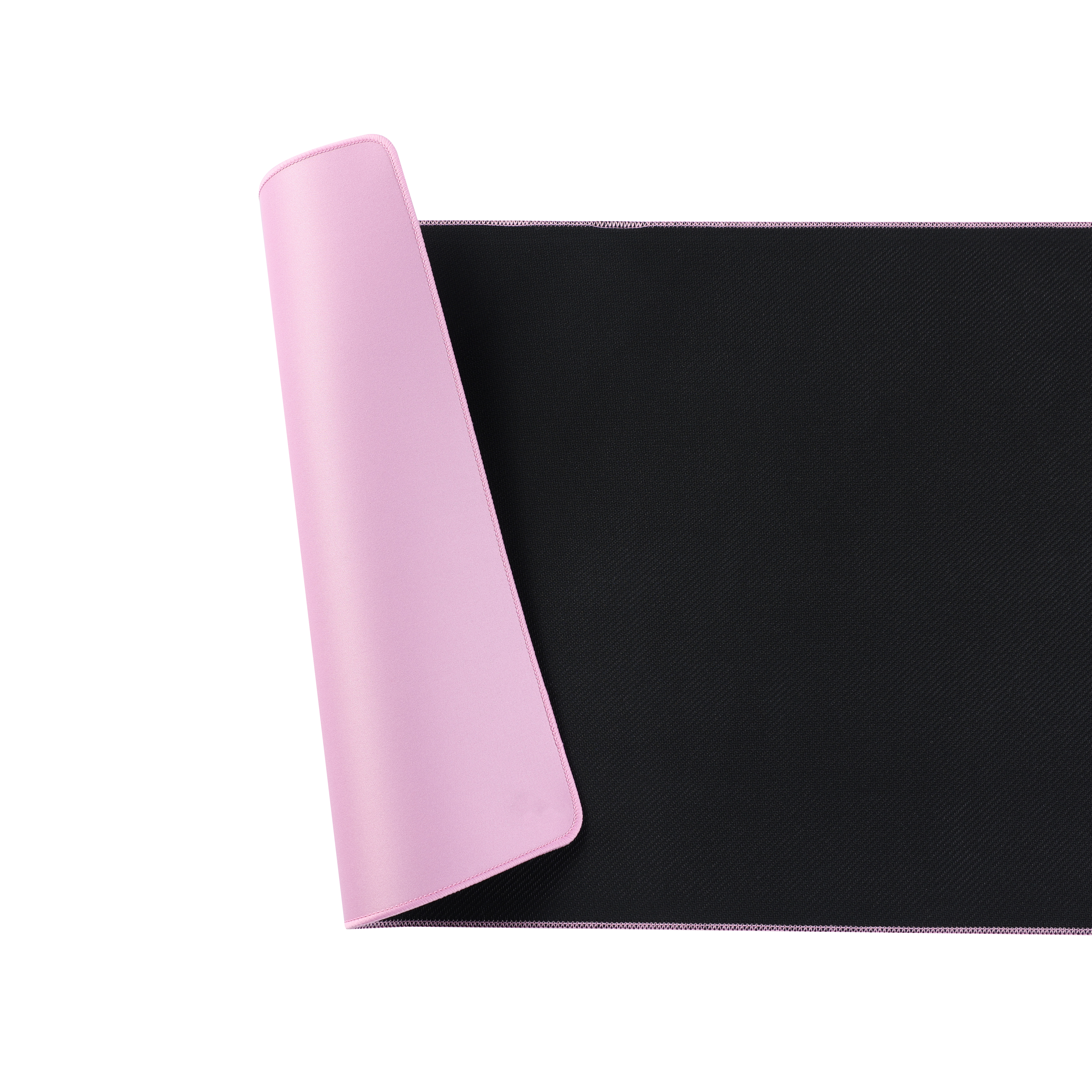 Eine rosa und schwarze Schreibtischunterlage, teilweise aufgerollt auf weißem Hintergrund.