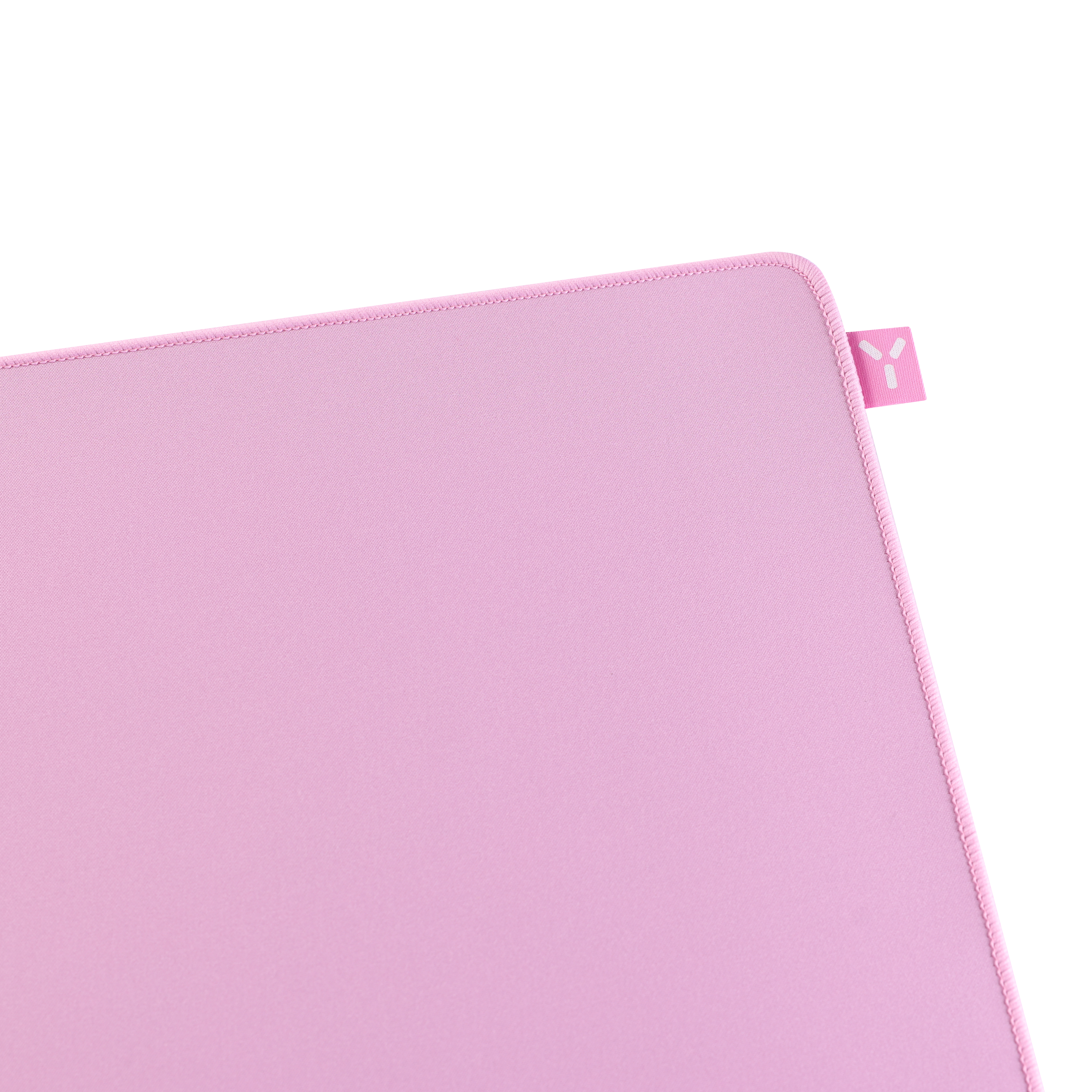 Eine hellrosa Schreibtischunterlage mit abgerundeten Ecken und einer kleinen rosa Schlaufe mit weißem Logo.