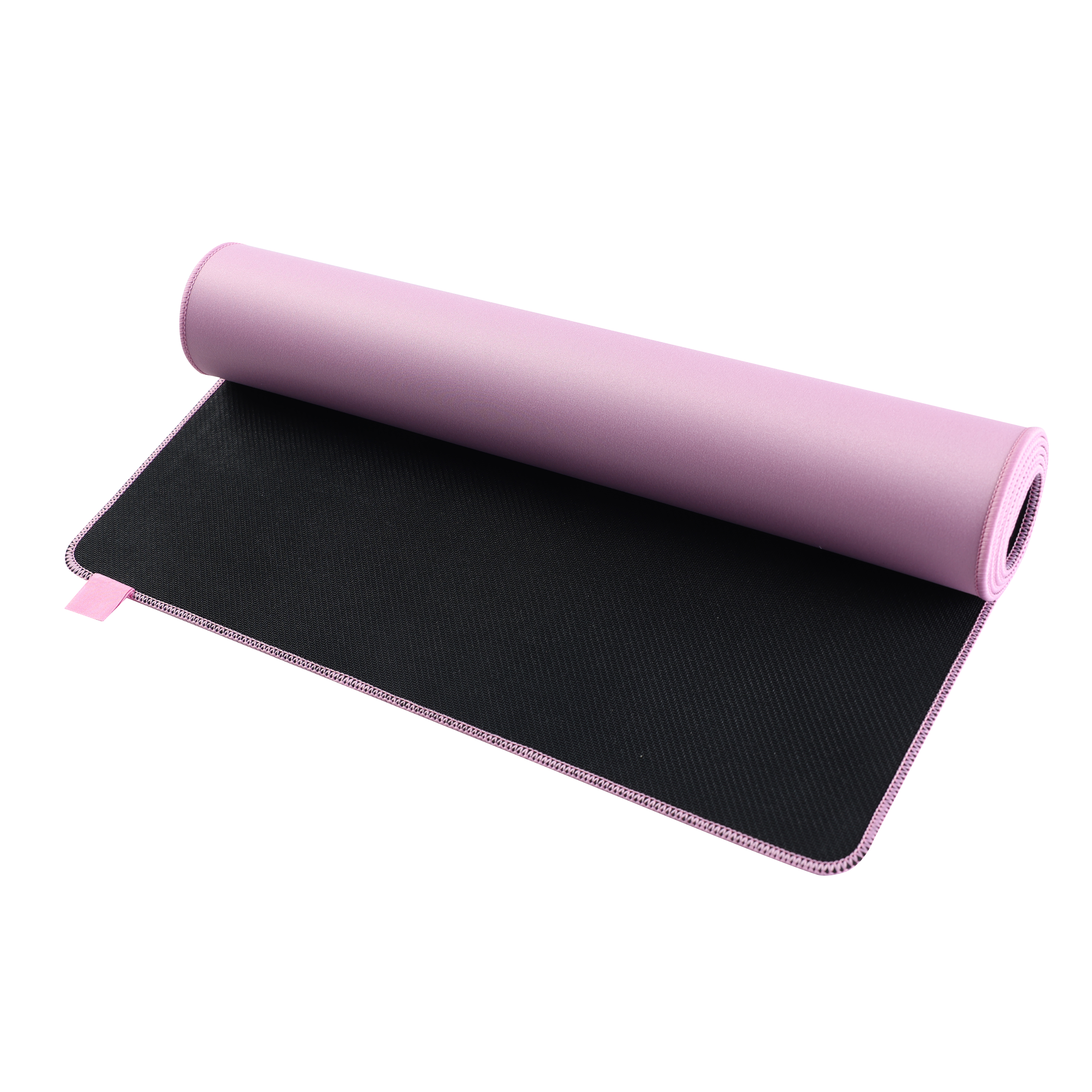 Ein rosafarbenes Mauspad mit schwarzer Unterseite und rosa Umrandung, teilweise aufgerollt auf weißem Hintergrund.