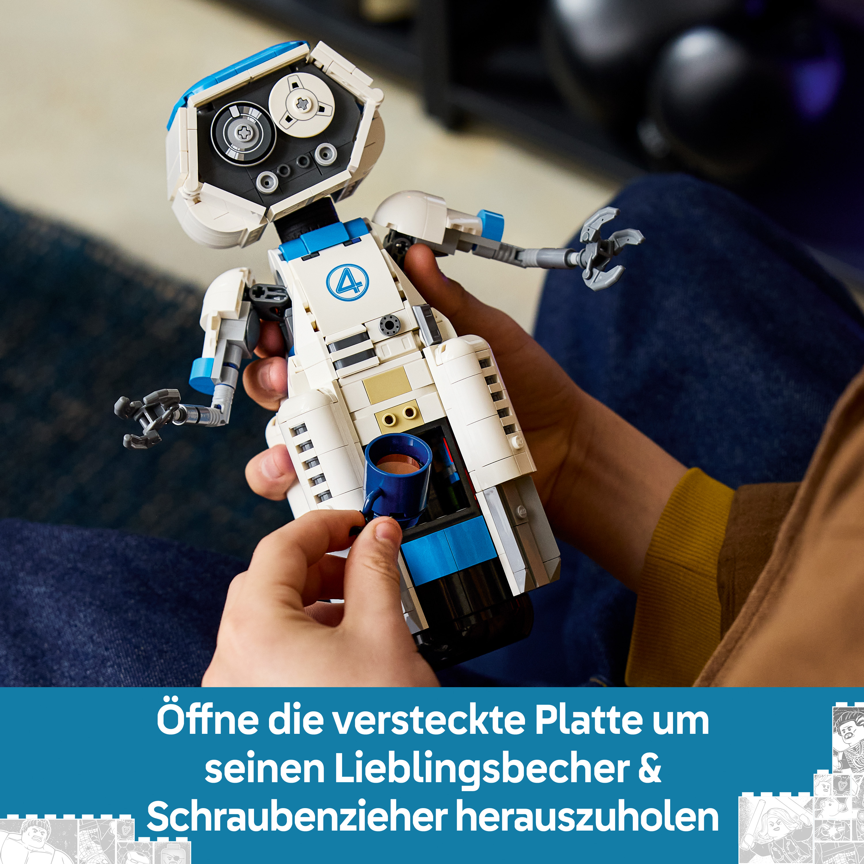 Person öffnet eine Geheimklappe an einem weißen und blauen Lego-Roboter, um einen kleinen blauen Becher herauszuholen.