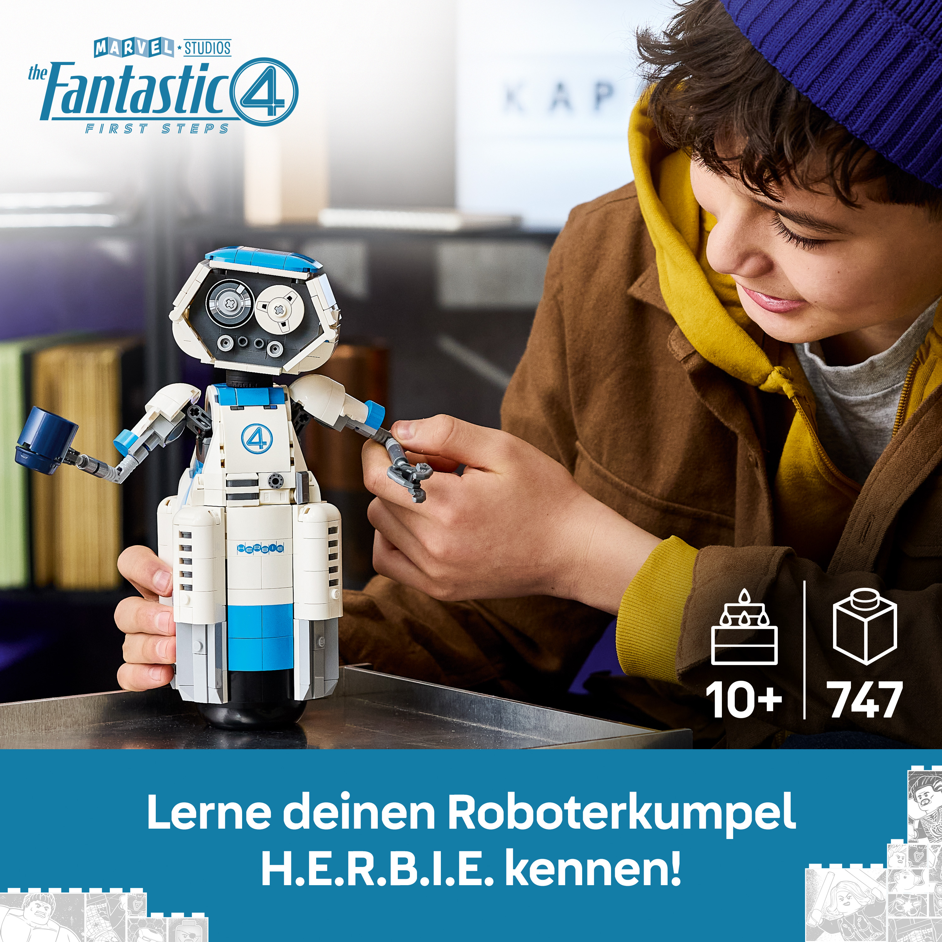 Ein Junge baut den blauen und weißen LEGO Roboter H.E.R.B.I.E. aus Fantastic Four.