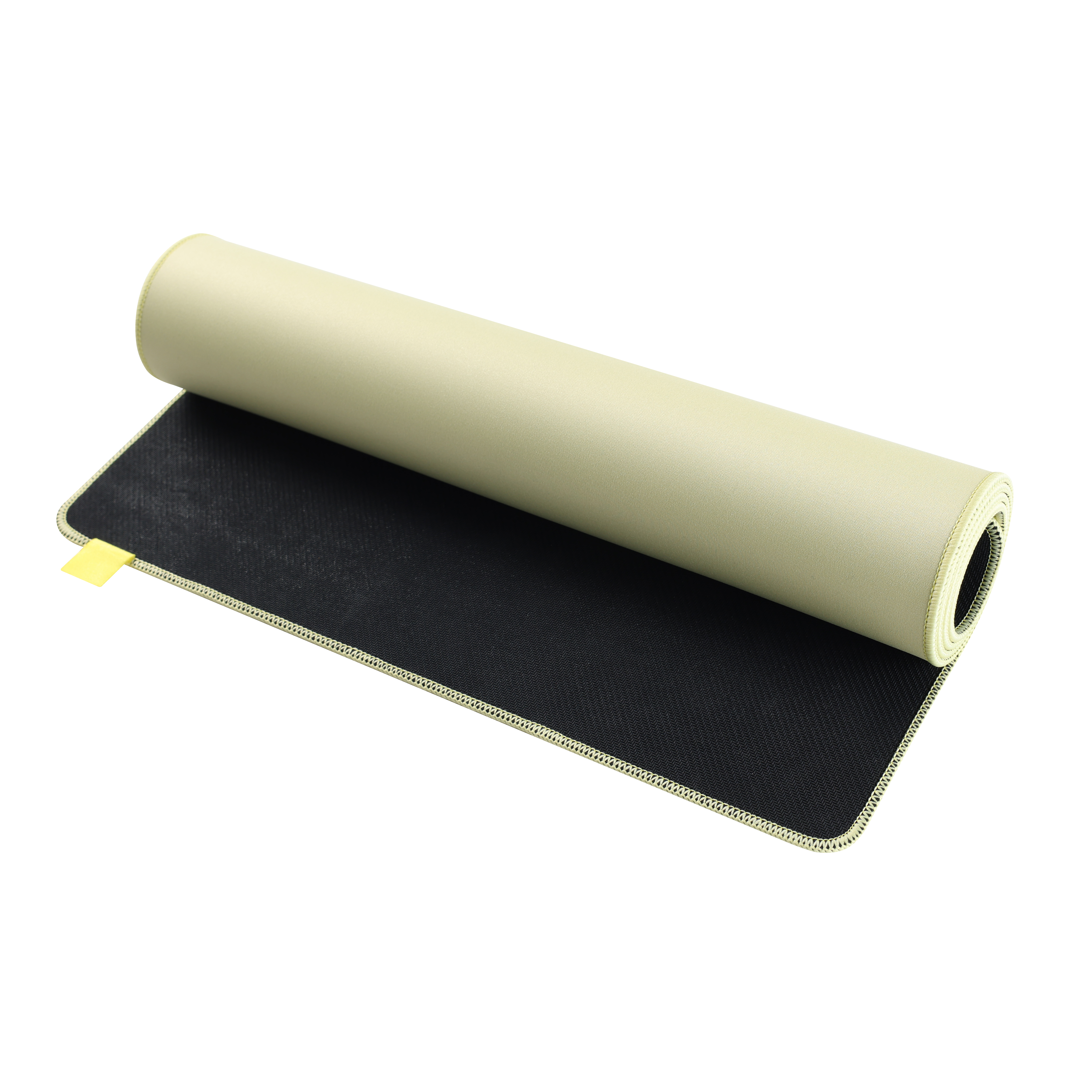 Eine beige und schwarze Schreibtischunterlage, teilweise aufgerollt, mit gelbem Etikett auf weißem Hintergrund.