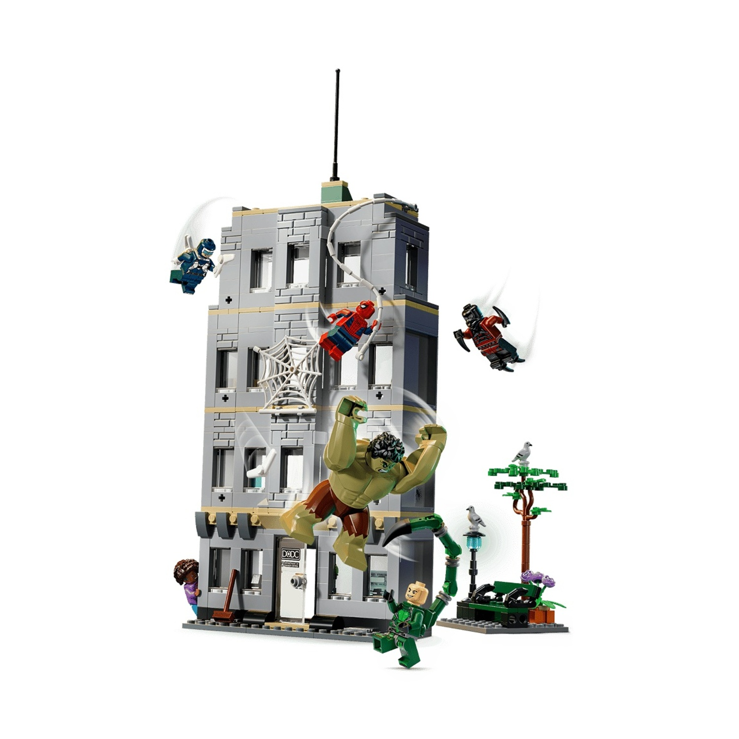 Scena d'azione Lego con Hulk, Spider-Man e cattivi che lottano vicino a un edificio grigio.