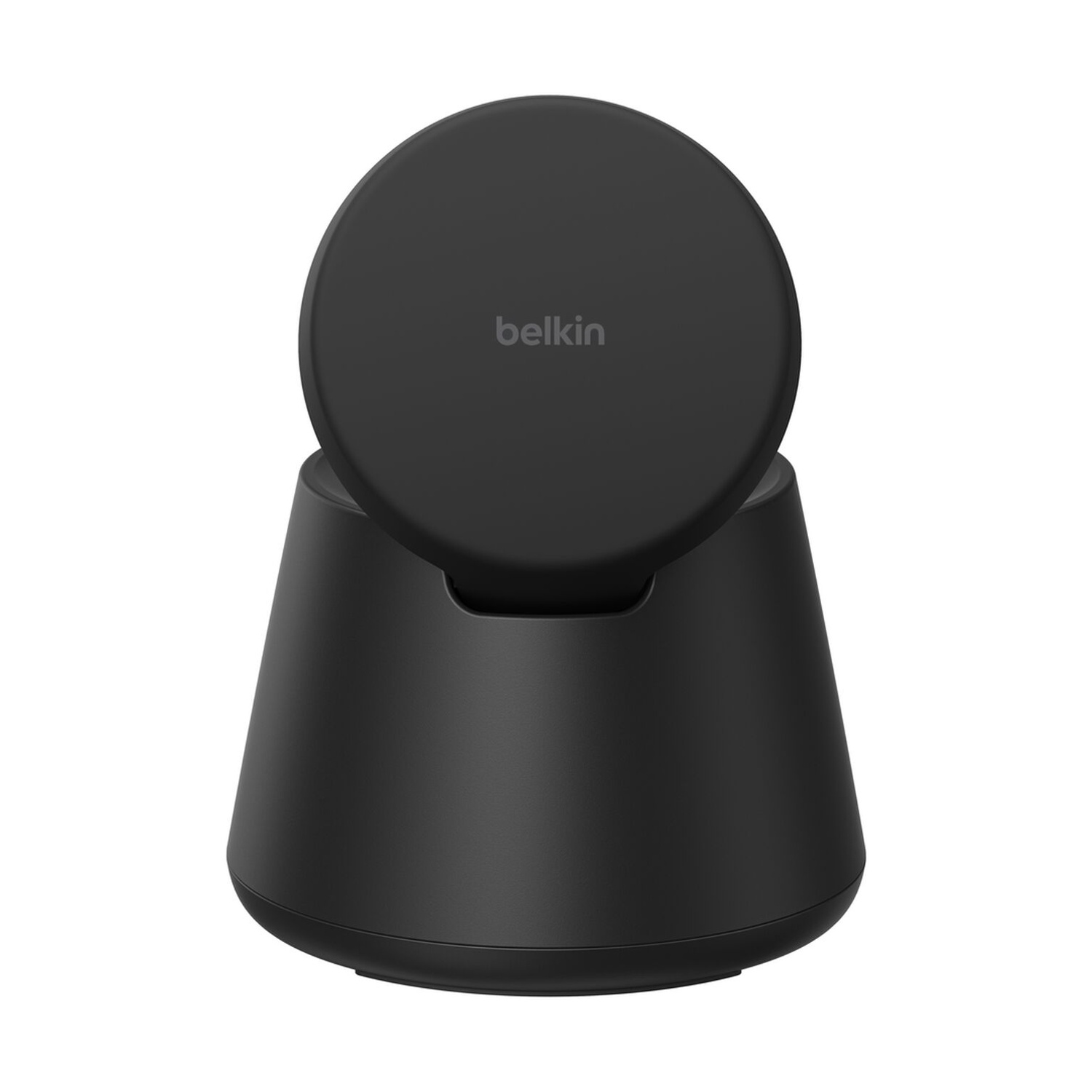 Una base di ricarica Belkin nera e conica con un cuscinetto rotondo inclinato su sfondo bianco.