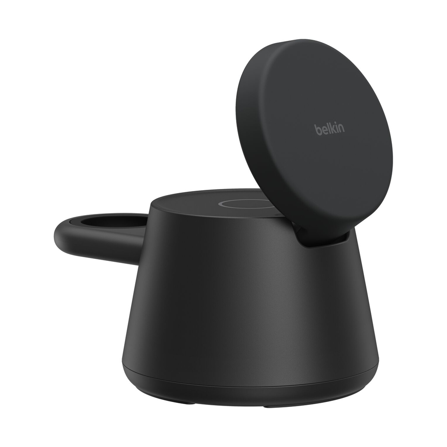 Dock di ricarica Belkin nero con pad MagSafe rialzato e supporto laterale per orologio su sfondo bianco.