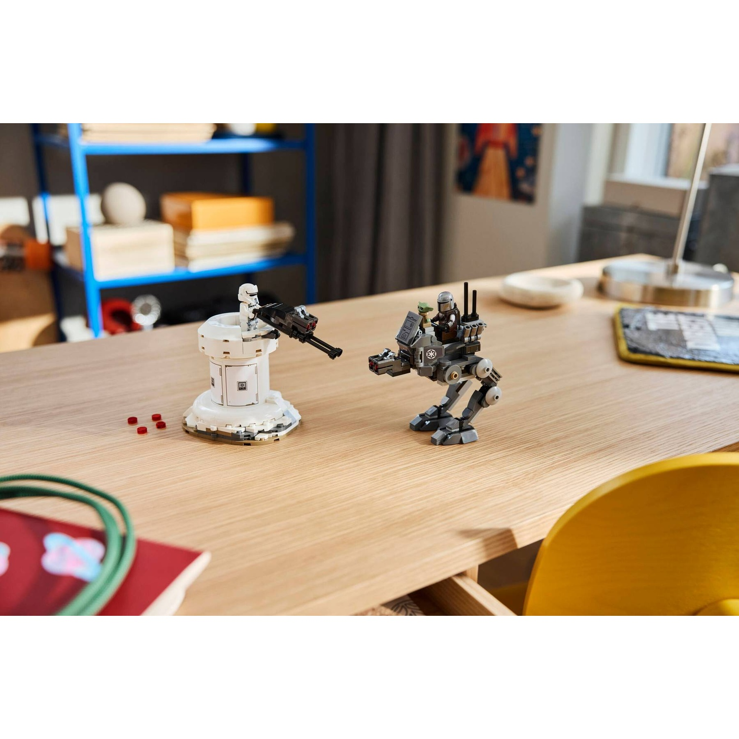 Set Lego Star Wars su una scrivania di legno con una torretta imperiale e un AT-ST con minifigure.