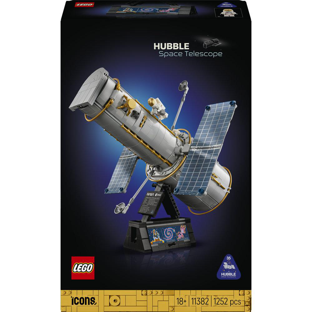 LEGO Icons Set des Hubble-Weltraumteleskops auf einem schwarzen Ständer mit Solarzellen.