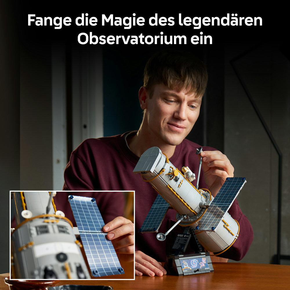 Ein Mann baut ein detailliertes Lego-Modell des Hubble-Weltraumteleskops auf.