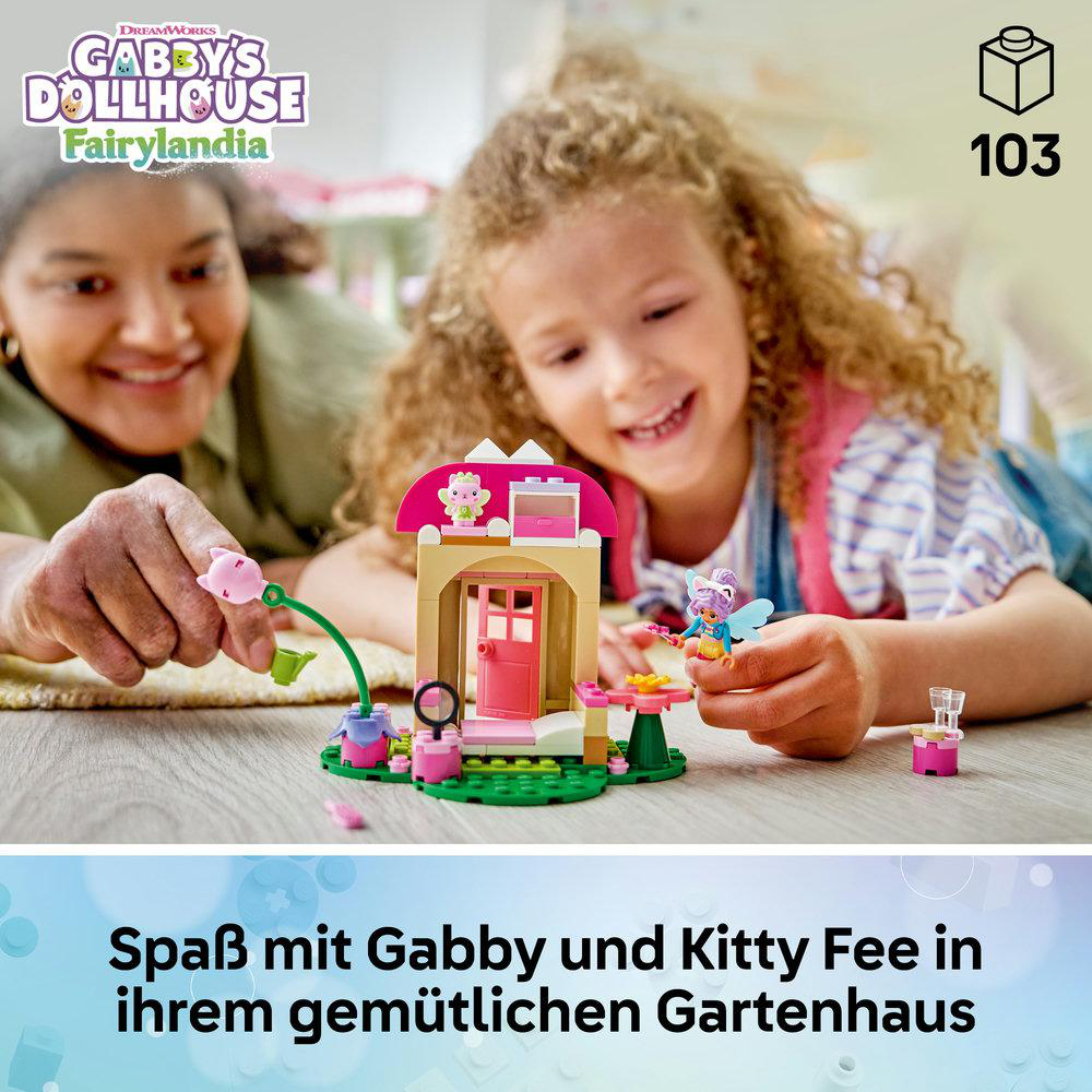 Ein Erwachsener und ein Kind bauen ein LEGO Gabby Dollhouse Set auf einem Holzboden.