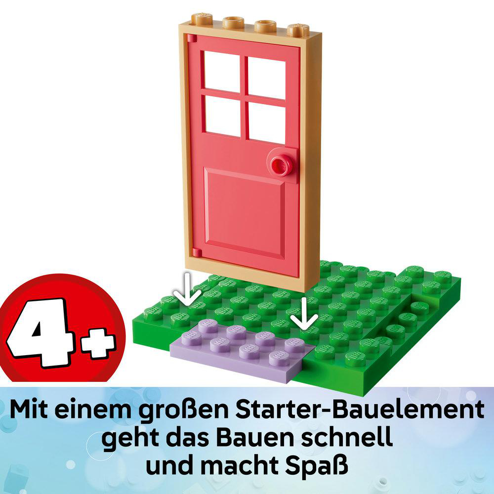 Eine rosa LEGO-Tür wird auf eine grüne und lilafarbene Bauplatte gesteckt, mit rotem 4+-Symbol und Text.