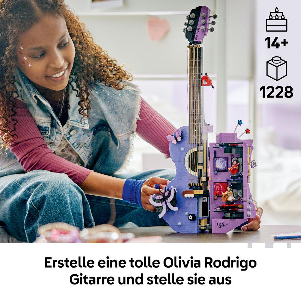 Ein Mädchen baut eine violette LEGO Olivia Rodrigo Gitarre.