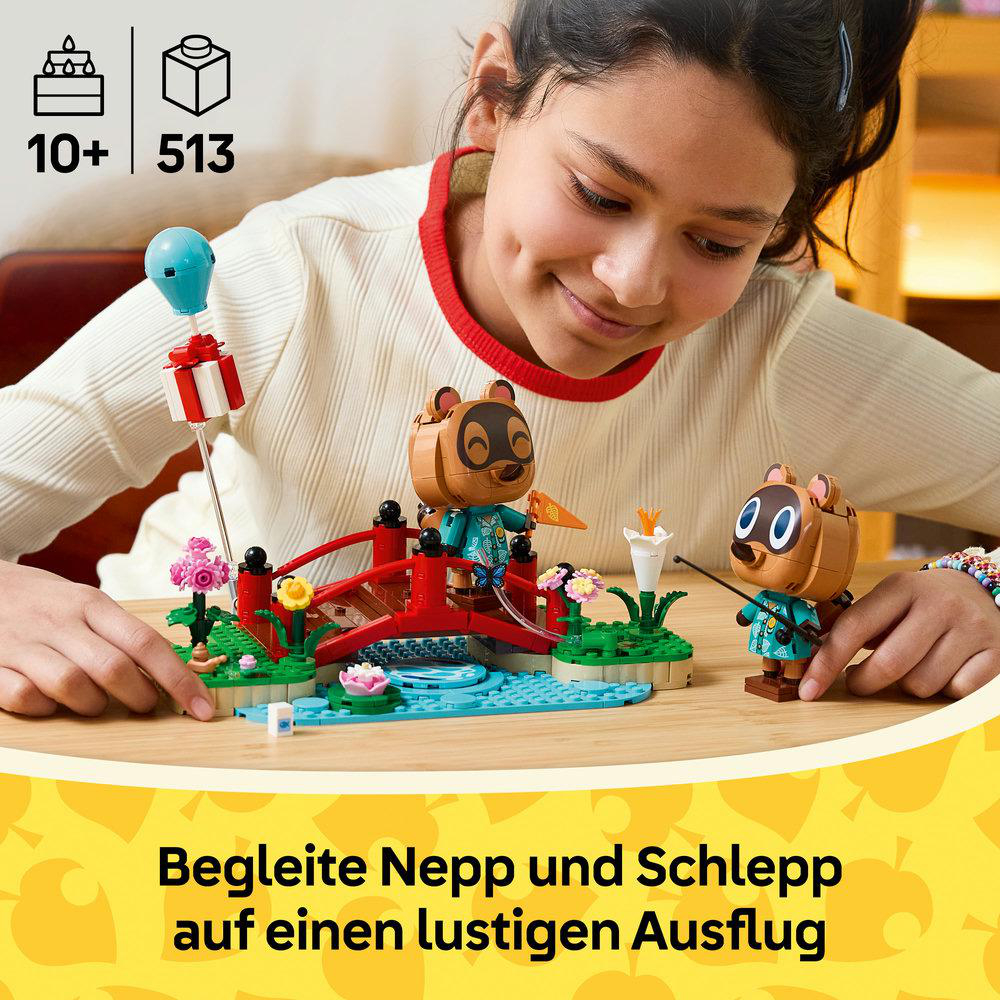 Ein junges Mädchen baut ein Lego Set mit Figuren auf einer Brücke.
