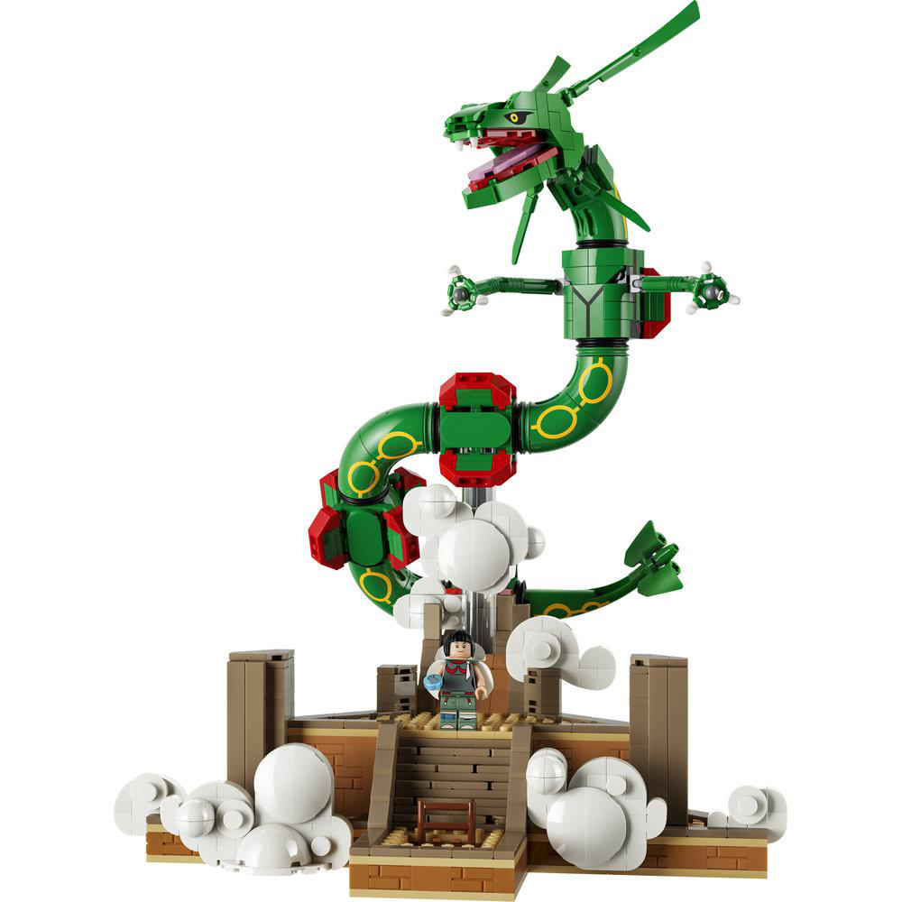 Grüner Lego-Drache mit gelben Ringen, der über einer Ruine aus Steinen mit Wolken und einer Minifigur schwebt.