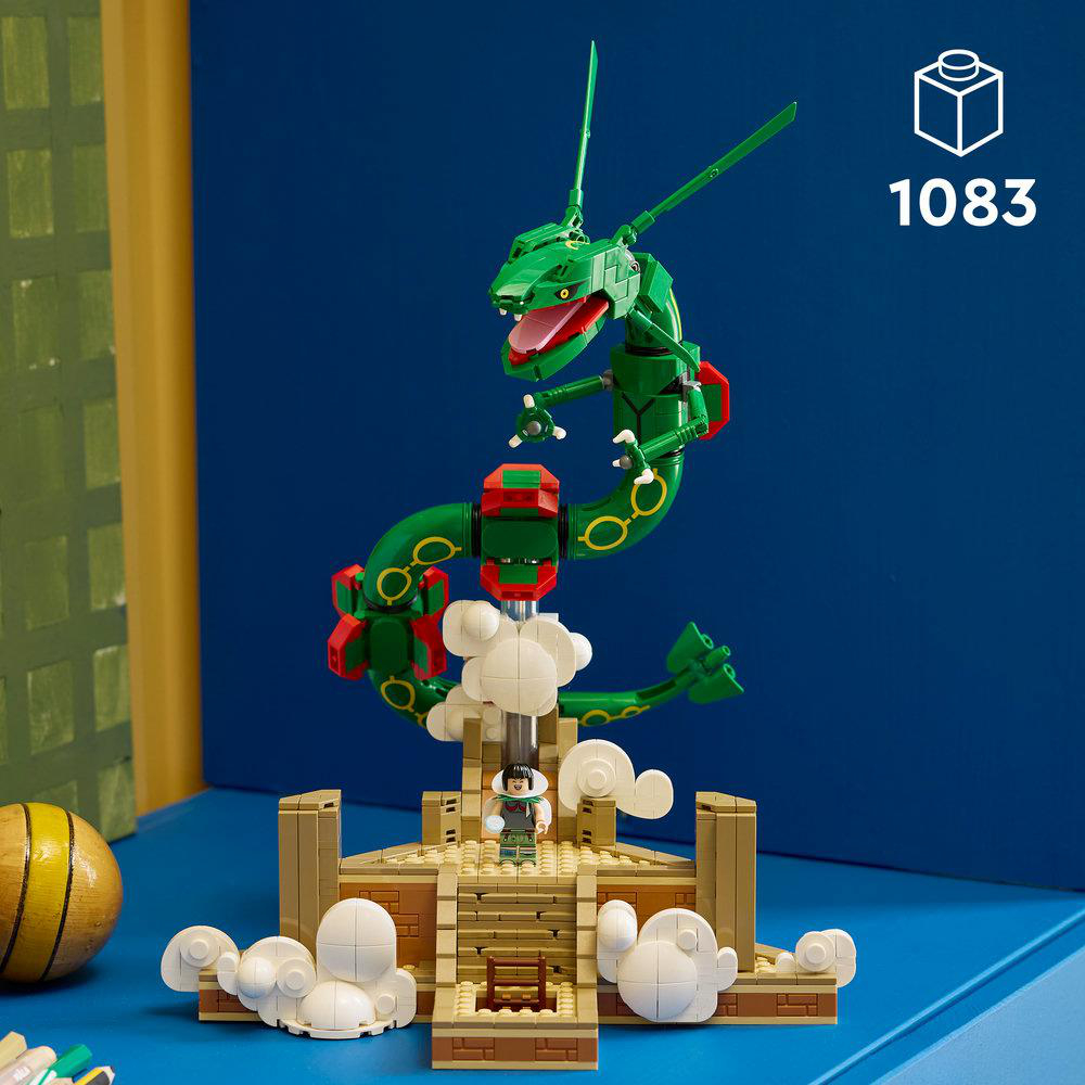 Ein grüner LEGO-Drache erhebt sich über eine Tempelruine mit weißen Wolkenelementen vor einem blauen Hintergrund.