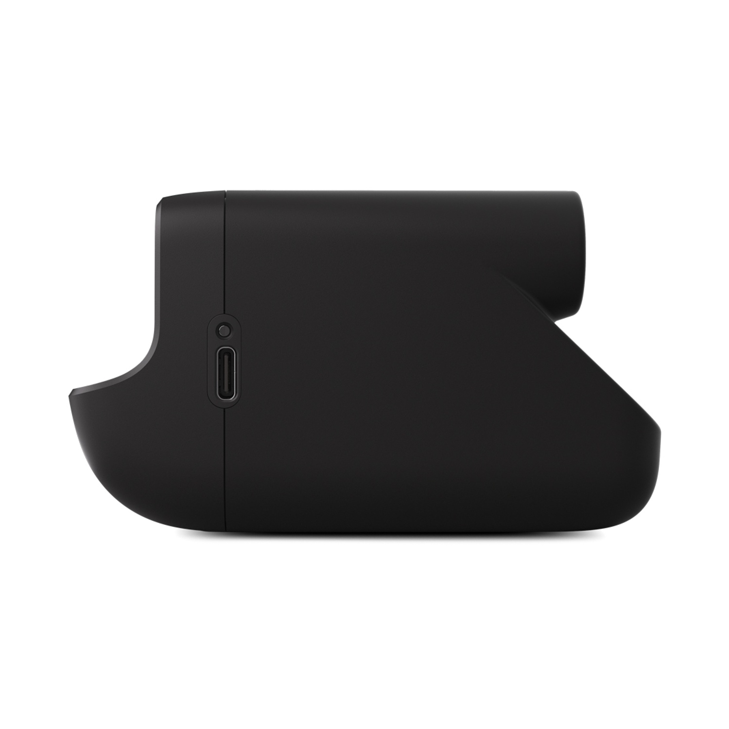 Vista laterale di una fotocamera istantanea nero opaco con una porta USB-C su sfondo bianco.