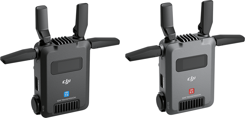 Két fekete DJI SDR átviteli eszköz több antennával fekete háttér előtt.