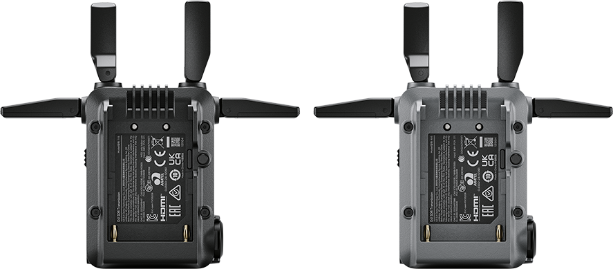 Két fekete DJI adó antennákkal és tanúsítási címkékkel fekete háttér előtt.