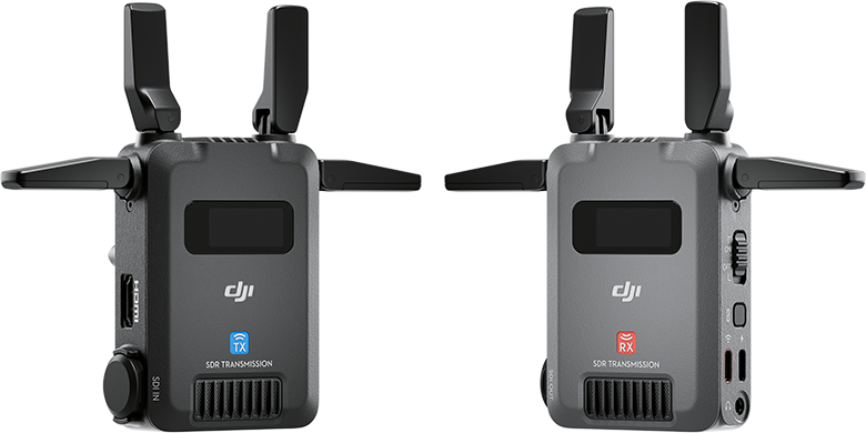 Két fekete DJI SDR átvivőegység antennákkal fekete háttér előtt.
