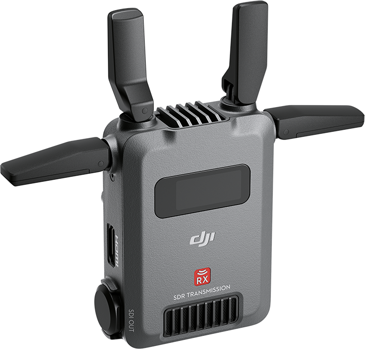 Szürke DJI SDR Transmission vevő négy antennával és kijelzővel fekete háttér előtt.