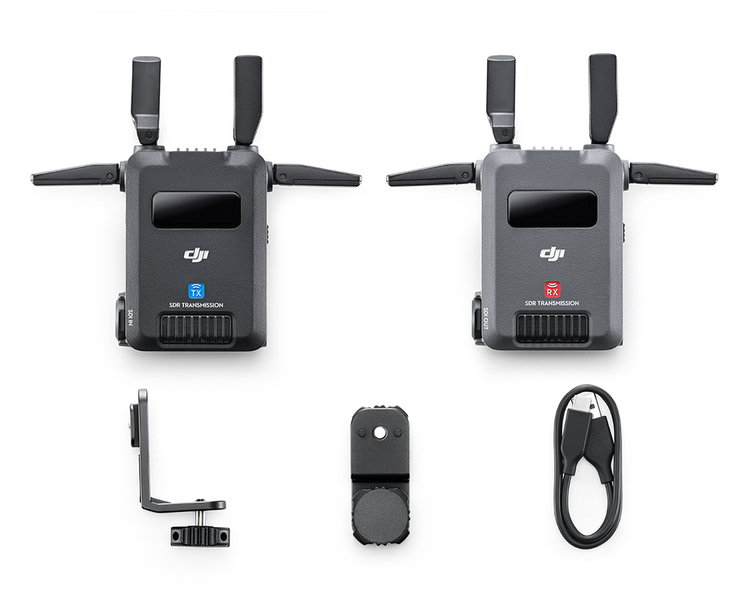 DJI SDR adó-vevő készlet adóval, vevővel, tartókkal és kábellel fehér háttérrel.