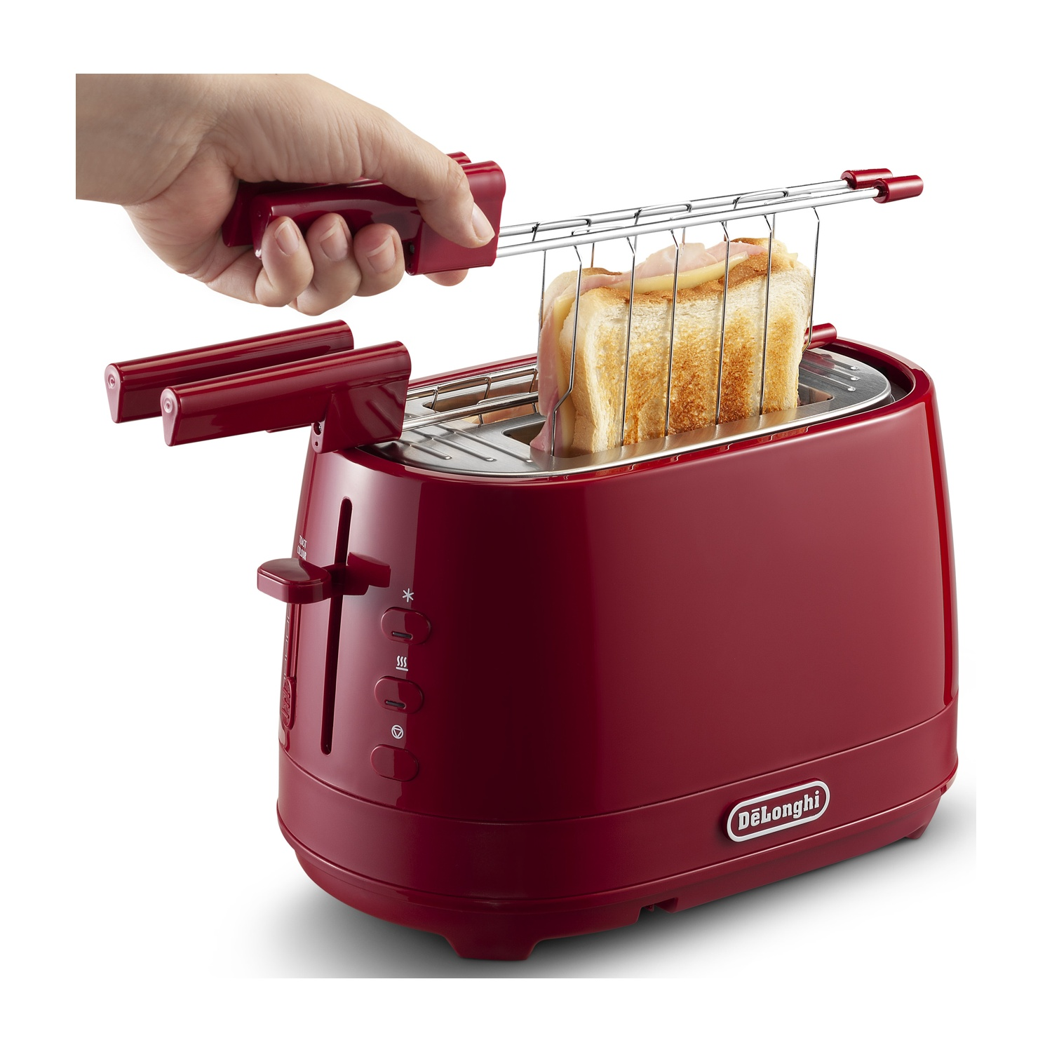 Una mano inserisce un sandwich in un tostapane rosso DeLonghi usando una griglia.