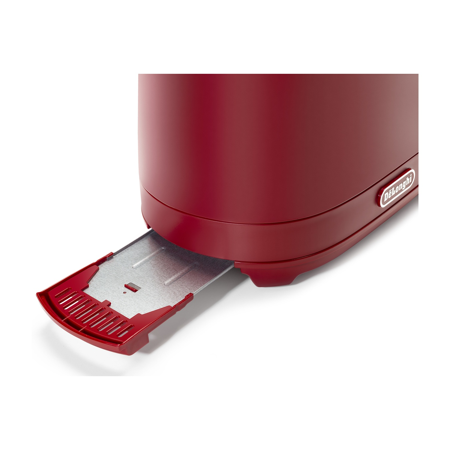 Primo piano di un tostapane rosso DeLonghi con il vassoio raccoglibriciole parzialmente estratto su sfondo bianco.