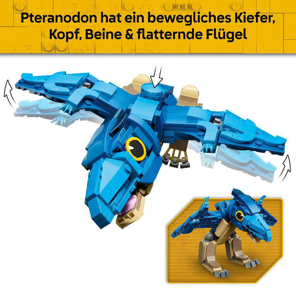 Ein blauer Lego-Pteranodon mit beweglichen Flügeln, Kopf und Kiefer vor gelbem Hintergrund.