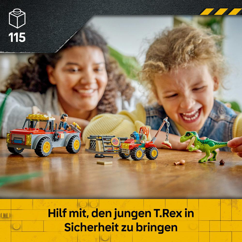 Eine Frau und ein Kind spielen glücklich mit Lego Jurassic Park Sets, inklusive Fahrzeugen und einem T-Rex.