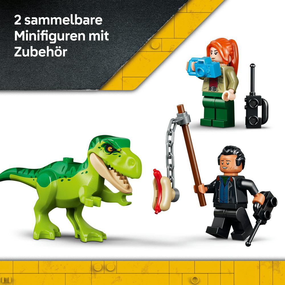 Lego-Set mit einem grünen T-Rex, zwei Minifiguren, Kamera und einer Wurst an einer Angel auf gelbem Untergrund.