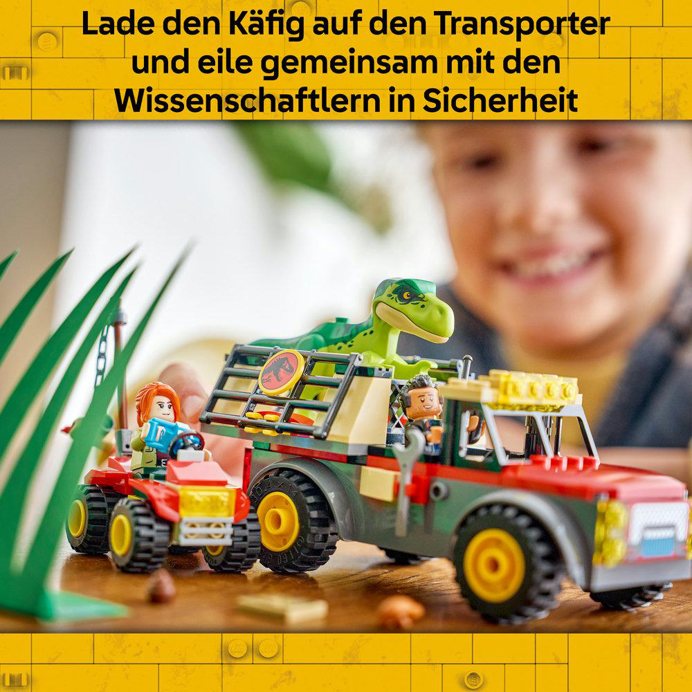 Ein Kind spielt mit einem Lego-Dinosaurier-Transporter und Figuren im Dschungel.