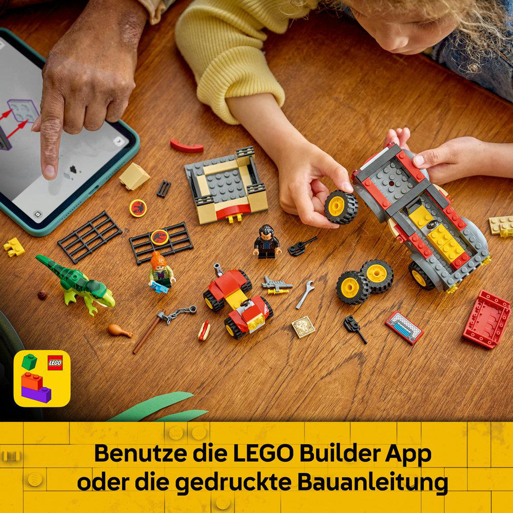 Ein Kind und ein Erwachsener bauen LEGO-Modelle auf einem Holztisch, daneben ein Tablet mit digitaler Anleitung.