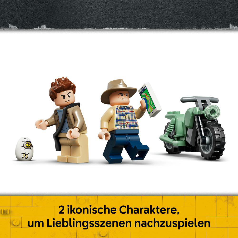 Zwei Lego-Minifiguren, ein Dinosaurierei und ein grünes Spielzeugmotorrad.