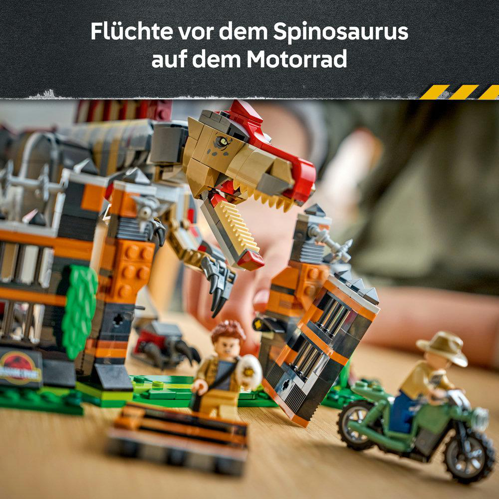 Lego Spinosaurus bricht aus seinem Gehege, während eine Minifigur auf einem Motorrad entkommt.