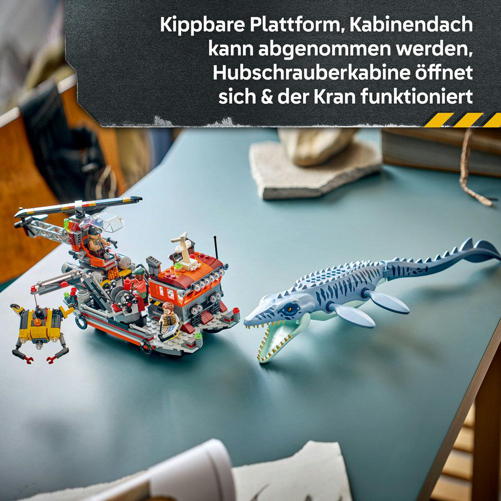 Lego-Abenteuer: Ein Rettungsschiff mit Hubschrauber und Kran nähert sich einer blauen Mosasaurus-Figur.