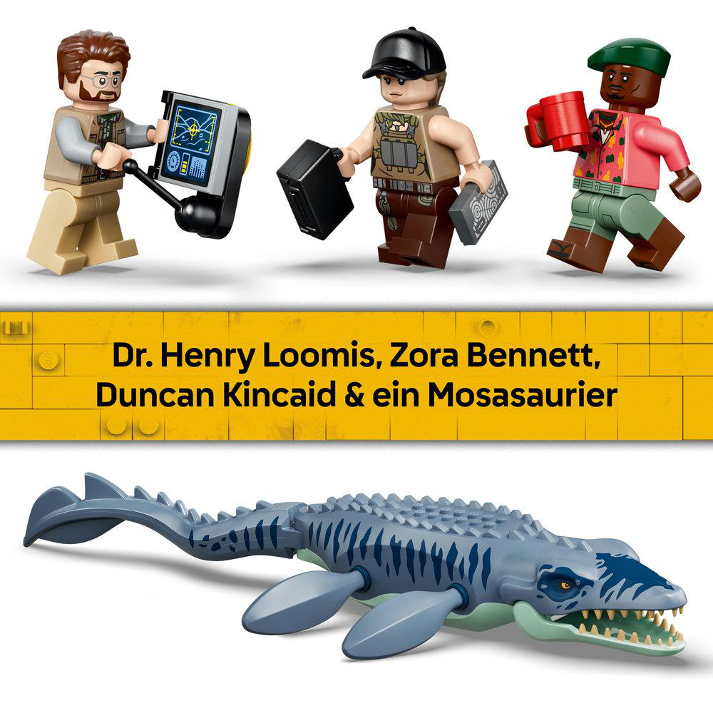 Drei Lego-Minifiguren und ein blauer Lego-Mosasaurus unter einem gelben Schild.