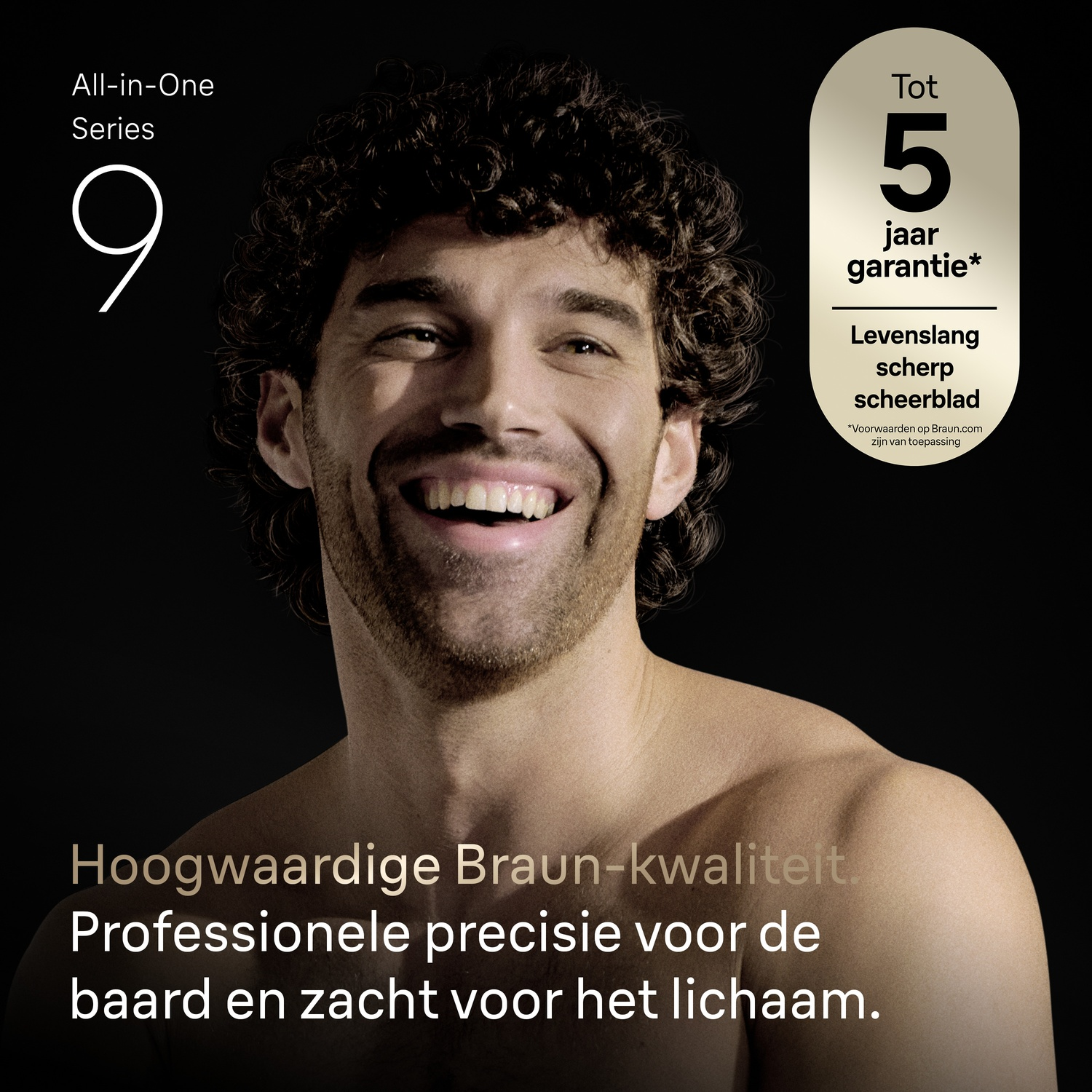 Een lachende man met donker, krullend haar en baard tegen een zwarte achtergrond met tekst.