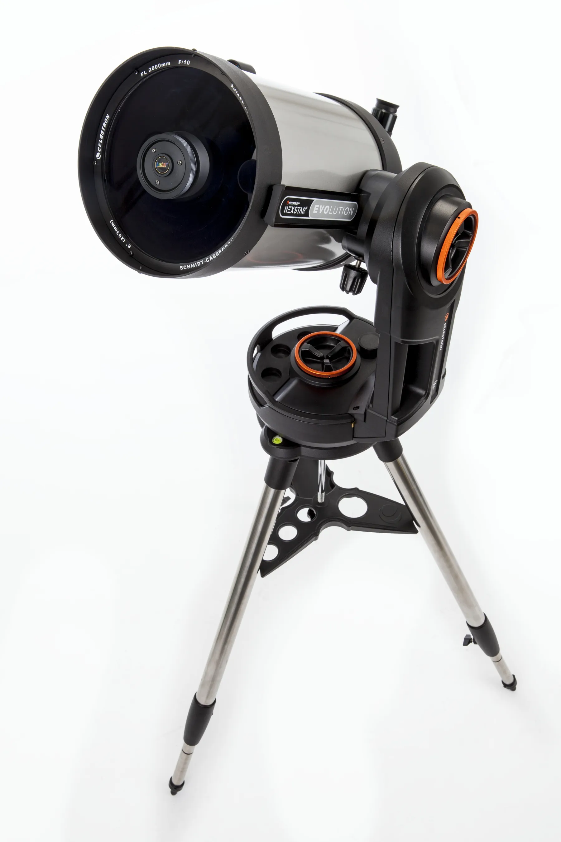 Un telescopio Celestron NexStar Evolution argento e nero su treppiede su sfondo bianco.