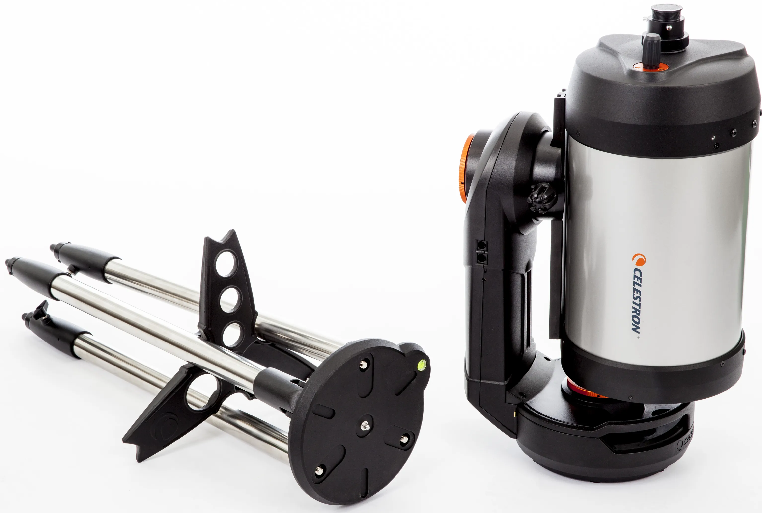 Un telescopio Celestron con montatura accanto al treppiede chiuso su sfondo bianco.