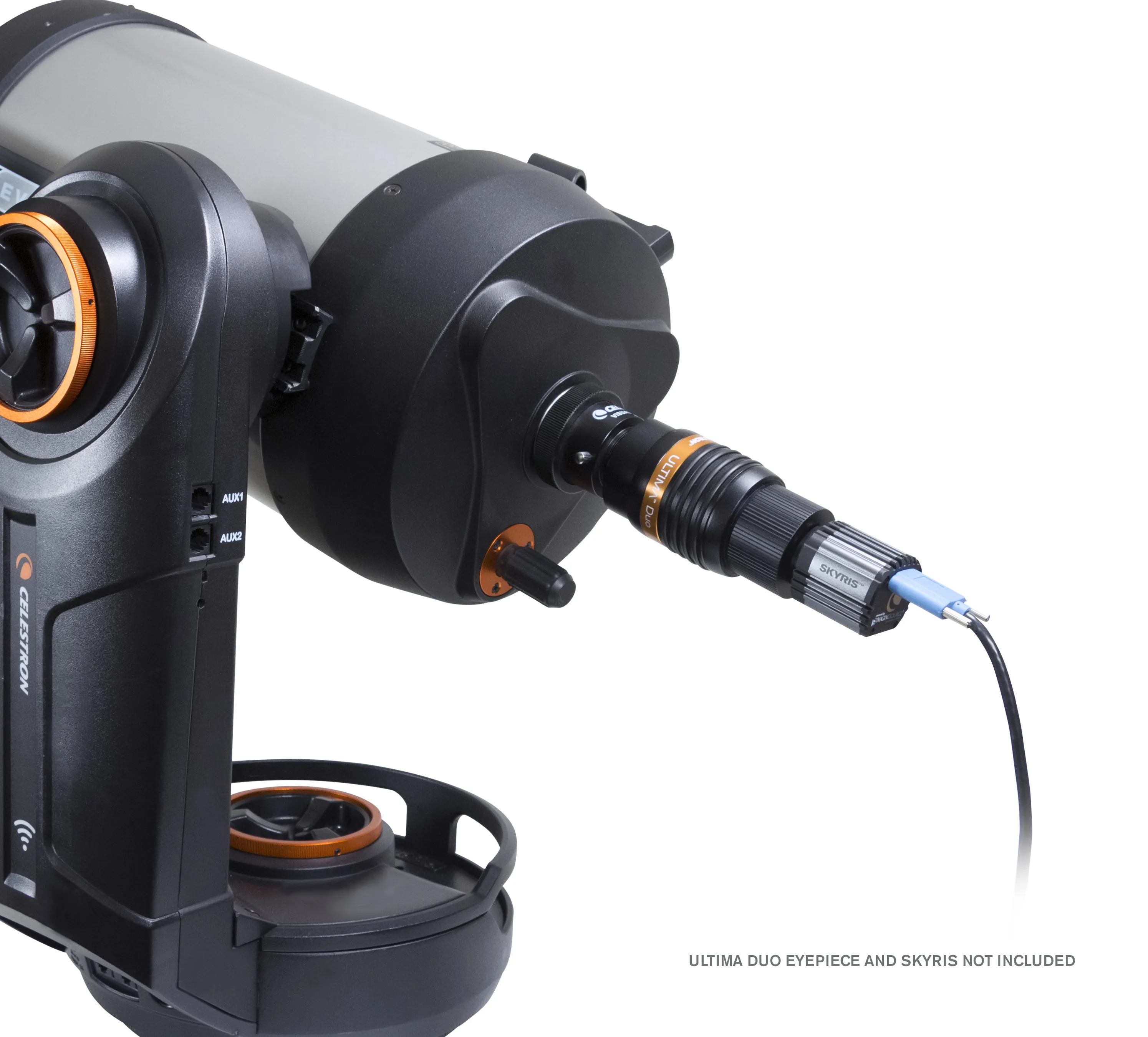 Primo piano di un telescopio Celestron con oculare e cavo collegati su sfondo bianco.