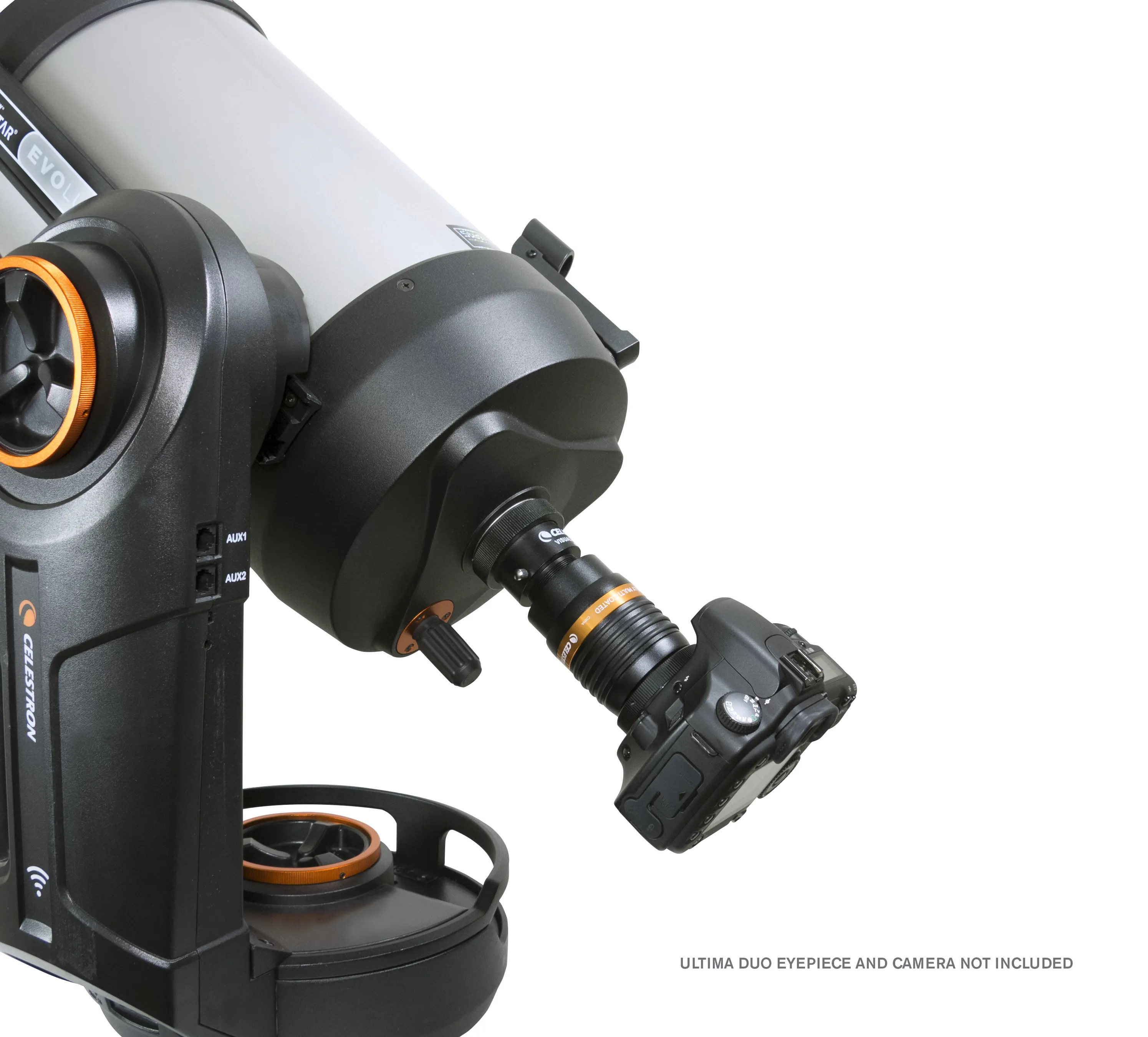 Un telescopio Celestron montato su una base motorizzata nera con una fotocamera collegata su sfondo bianco.