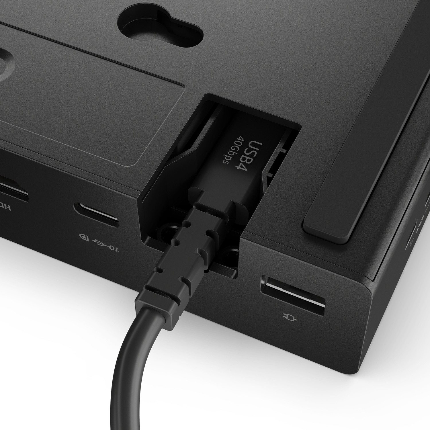 Un câble USB4 noir de 40 Gbps est branché sur un port situé au bas d'un appareil noir.