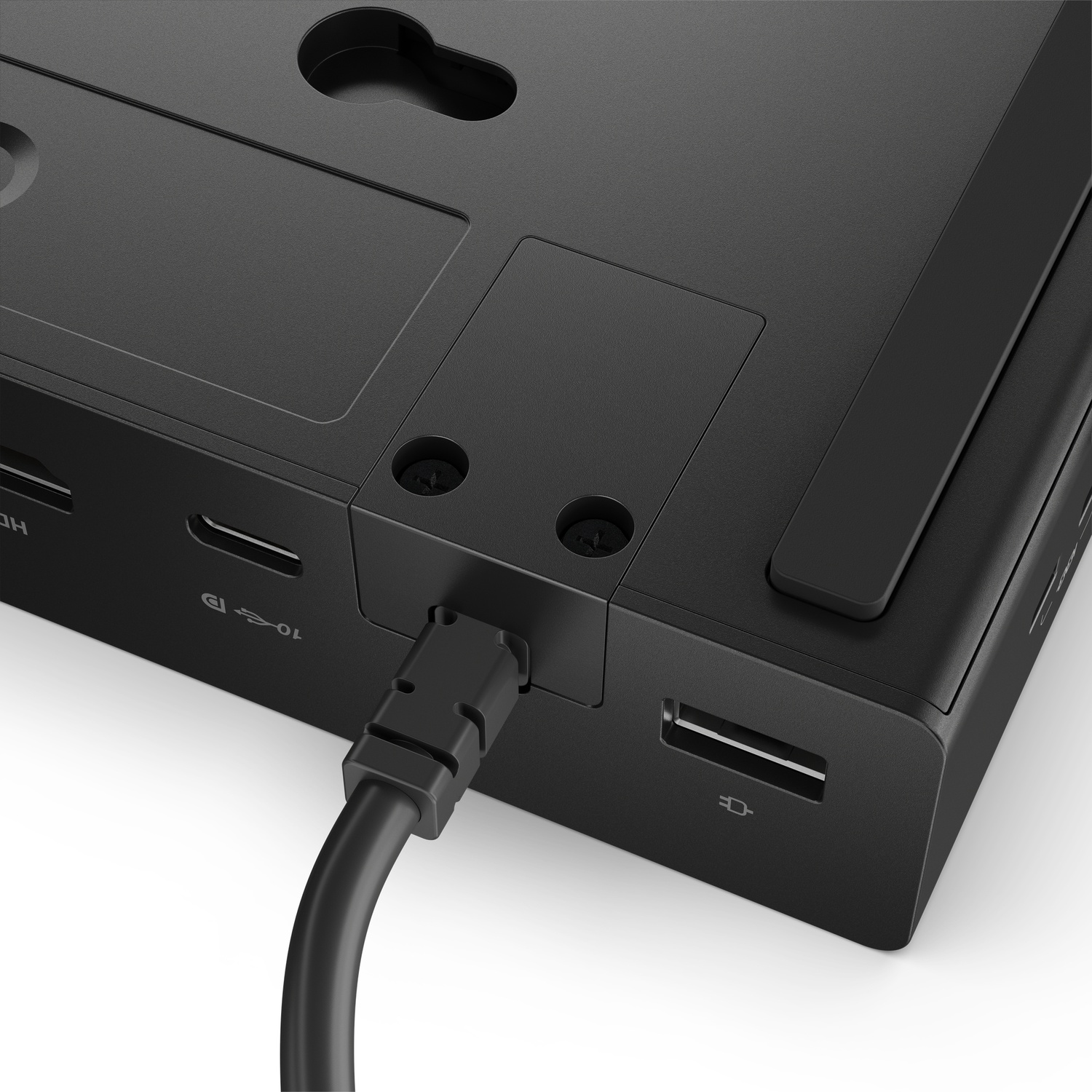 Arrière d'un appareil électronique noir avec un câble d'alimentation branché, des ports USB et des fentes de montage.