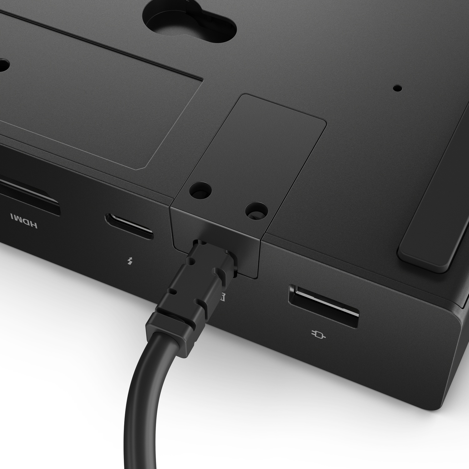 Gros plan d'un appareil électronique noir avec un câble d'alimentation branché.